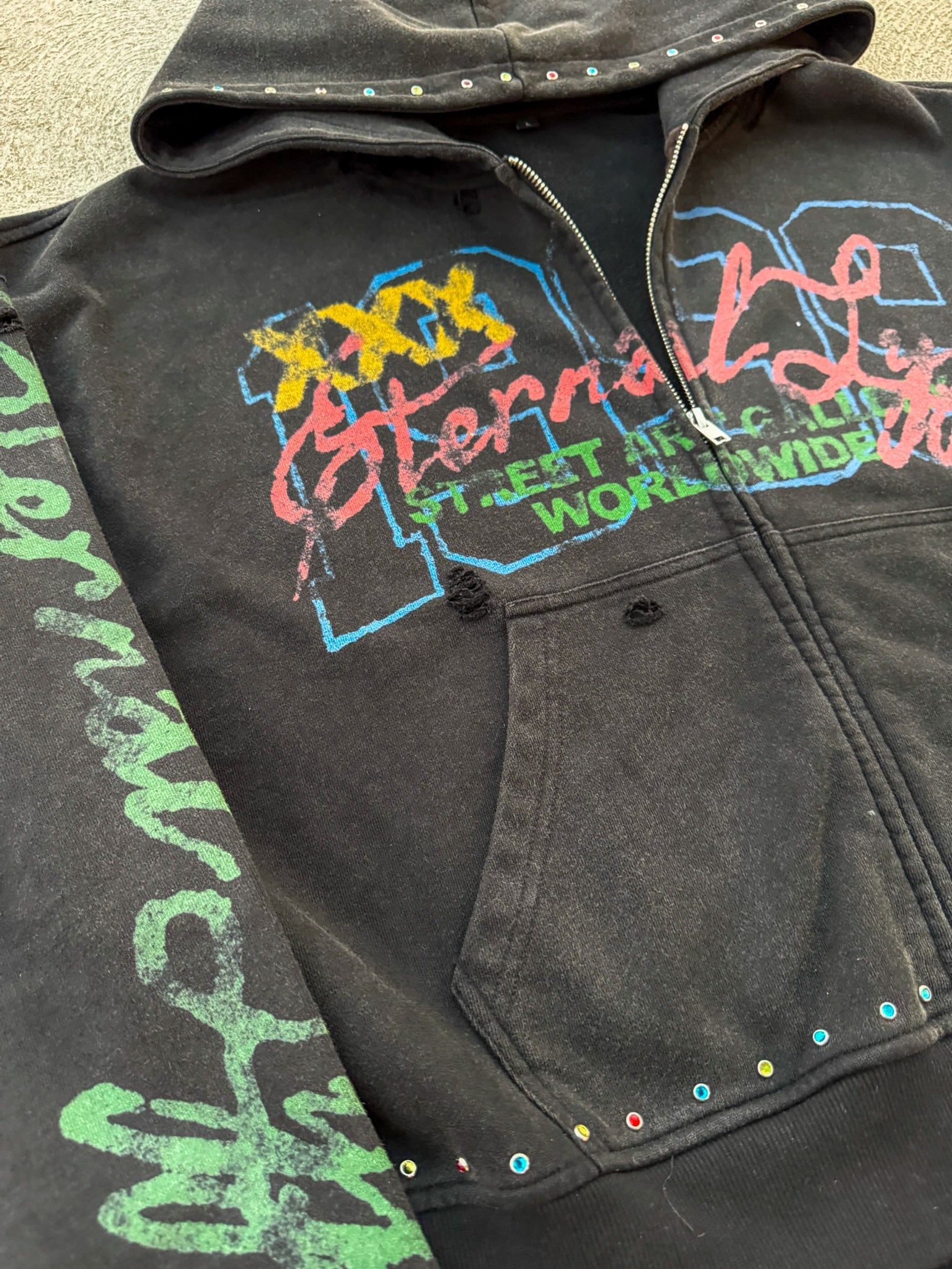 “STREET ART GALLERY” ZIP-UP HOODIE