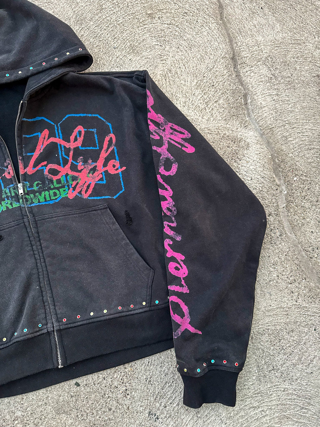 “STREET ART GALLERY” ZIP-UP HOODIE